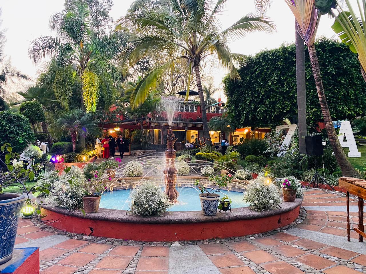 Fuente y jardín principal de Casa Ajusco 77 durante un evento